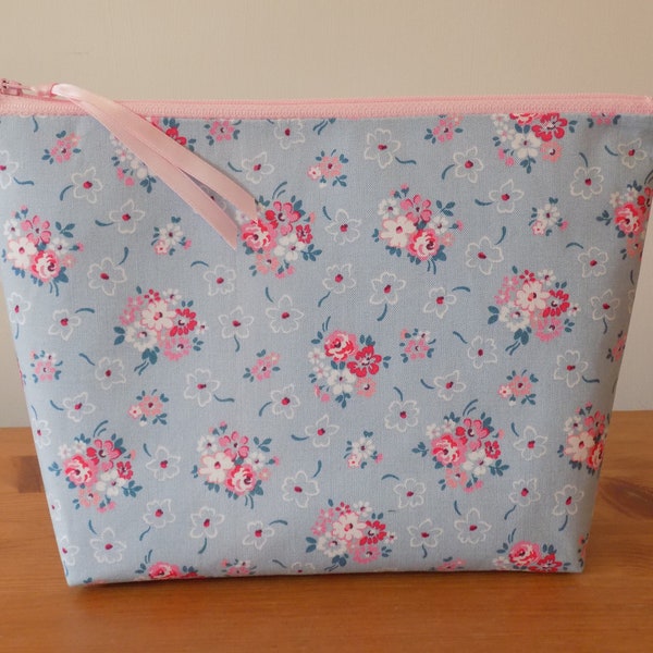 Cath Kidston Borsa da toilette da donna, borsa da bagno da donna, grande borsa per il trucco, borsa cosmetica floreale, grande custodia con cerniera, custodia in cotone, fodera impermeabile