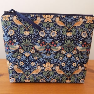 Trousse de toilette oiseaux et fleurs, Grande trousse à maquillage, Trousse de toilette bleue, Tissu en coton décoratif orné, Doublure imperméable, Cadeau pour femme
