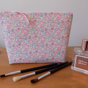 Floral Print Toiletry Bag Women, Wash Bag Women, Floral Make Up Bag, Cotton Lawn Cosmetics Purse, Fabric Zipper Pouch, Waterproof Lining