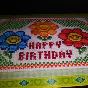 Cartão de Feliz Aniversário. Feito à mão, em ponto cruz, lindo e colorido.