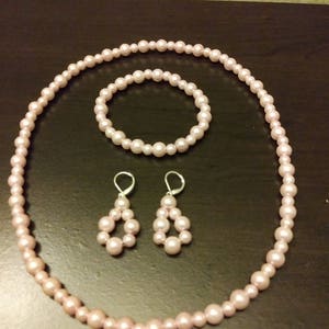 Hellrosa Perlen Schmuck Set. Handgemachte Halskette, Armband und Ohrringe.