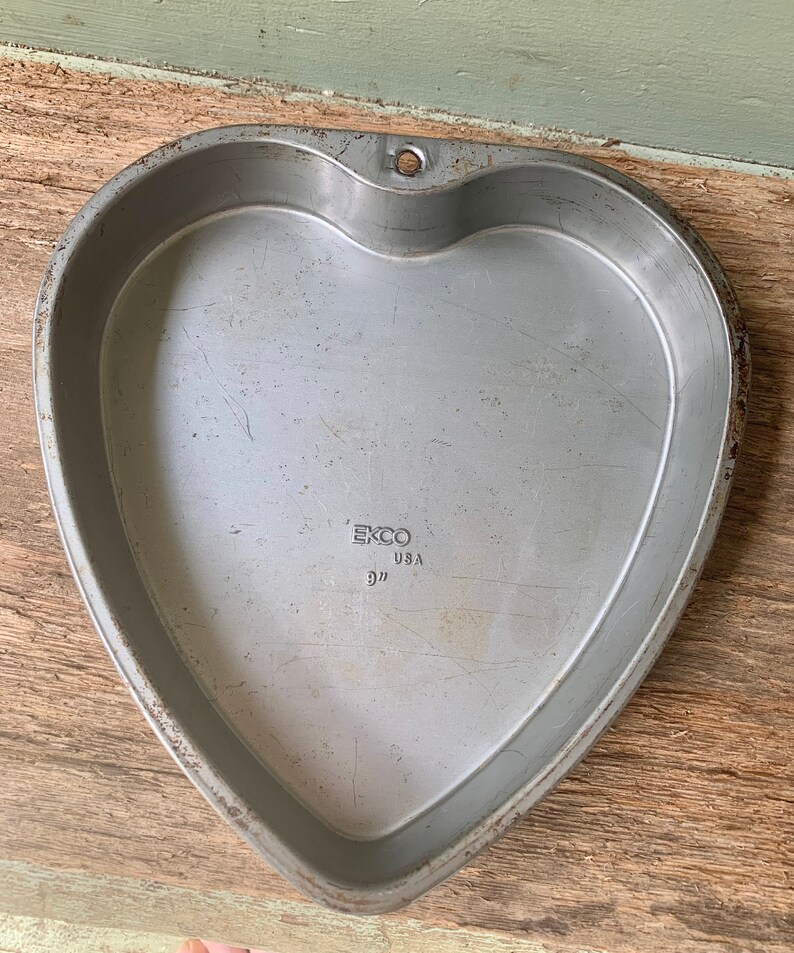 Echo Heart Cake Pan, 9 Inch Tin Cake Pan, for Valentine Celebration