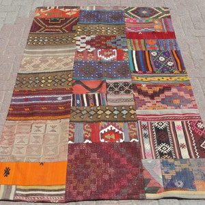 Puede incluir: Una alfombra de patchwork colorida con una variedad de patrones y diseños geométricos. La alfombra está hecha de diferentes piezas de tela cosidas juntas, creando un aspecto único y ecléctico.