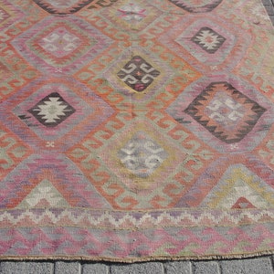 K&ouml;nnte beinhalten: Ein antiker t&uuml;rkischer Teppich mit einem geometrischen Muster in Rosa-, Orange-, Braun- und Wei&szlig;t&ouml;nen. Der Teppich hat einen verblassten, abgenutzten Look, der seinen Charme unterstreicht.