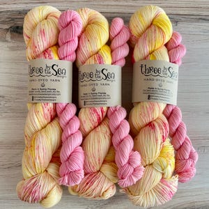 Socken Set Fingering PINK LEMONADE PARTY, handgefärbtes Garn, Three by the Sea, Sockengewicht, Sanibel Base, Farbverlaufsgarn, Sommergarn
