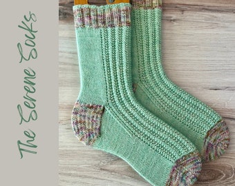 Patrón SERENE SOCKS, patrón de tejido de calcetines con dedos y peso DK, solo copia digital, diseños de tres junto al mar, ambos tamaños incluidos