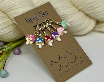 MUSHROOMS Stichmarker, 6er Set, Mushroom Fortschritt Indikator, Alice im Wunderland, Mushroom Stitch Marker, Three by the Sea Designs