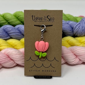 Puede incluir: Una taza de cerámica blanca con un asa negra y el texto "But First, Coffee" en un estilo manuscrito. La taza está sobre una superficie blanca. La taza mide 10 cm de alto.