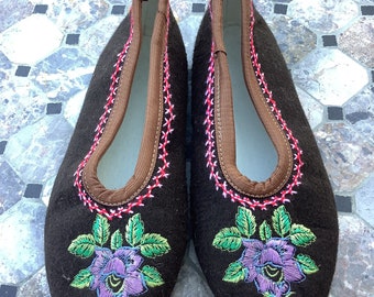 Black embroidered wool slippers, size 40