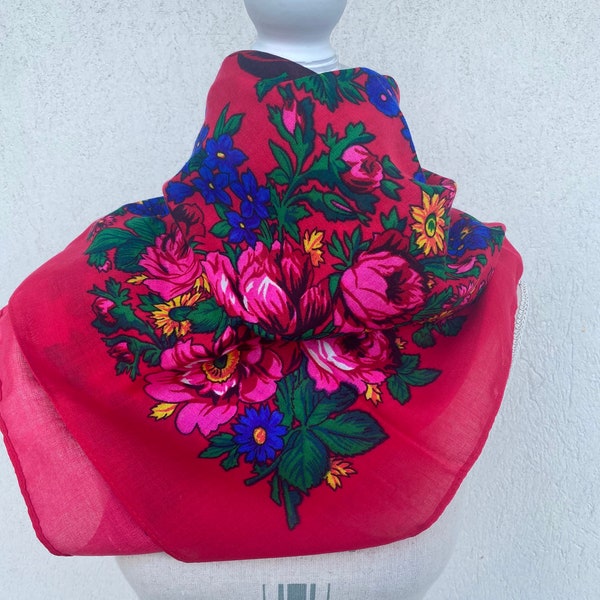 Foulard en coton rouge à fleurs roses