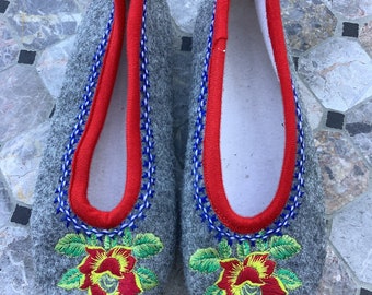 Grey embroidered wool slippers, size 37.5