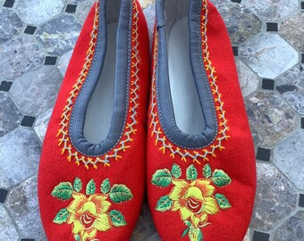 Chaussons rouges en laine brodés , taille 40