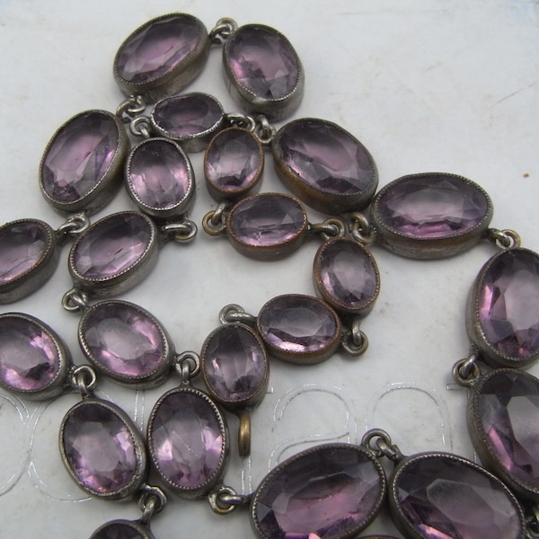 Collar victoriano de amatista con cuentas de pasta de cristal y bisel abierto
