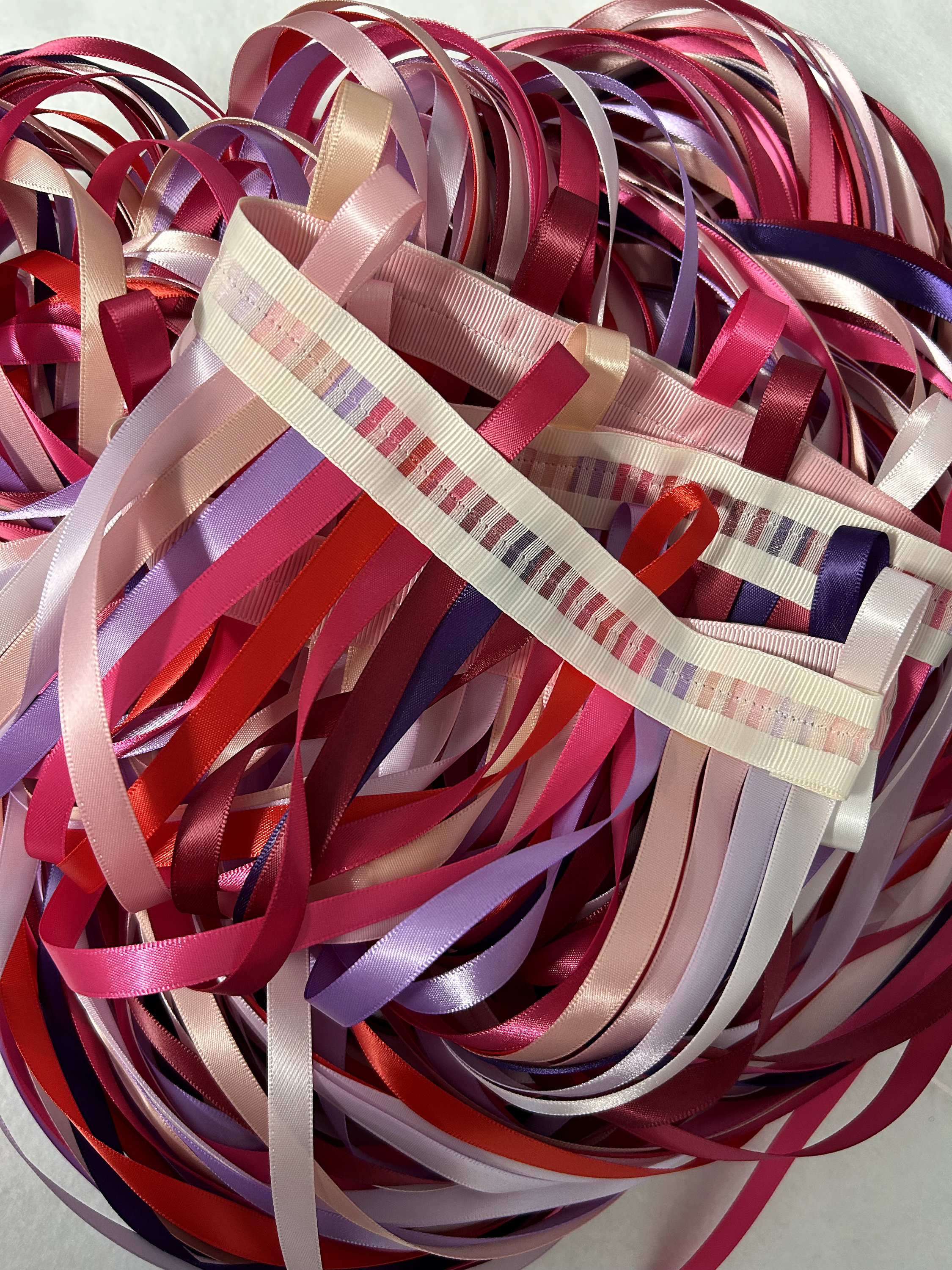 Cortina de cintas a medida: satén rojo, rosa y morado para colgar en la  puerta. - Etsy México, image size:2250x3000