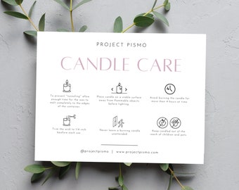 Könnte beinhalten: Eine weiße Karte mit schwarzem Text und Illustrationen, die Tipps zur Pflege von Kerzen aufzeigen. Der Text enthält "PROJECT PISMO" und "CANDLE CARE". Die Illustrationen zeigen eine Kerze, eine Schere, einen Docht, eine Person, die von einer Kerze weggeht, eine Uhr und eine durchgestrichene Kerze.