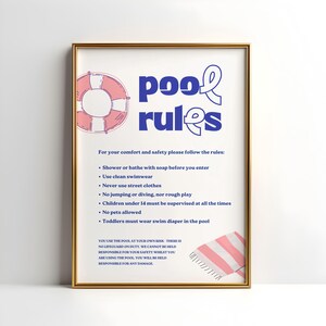 Könnte beinhalten: Ein druckbares Schild mit den Regeln für das Schwimmbad mit einem rosa-weiß gestreiften Handtuch und einem Rettungsring. Das Schild hat blauen Text, der "Schwimmbadregeln" lautet und die Regeln für die Sicherheit im Schwimmbad auflistet. Der Text lautet: "Für Ihren Komfort und Ihre Sicherheit befolgen Sie bitte die Regeln: Duschen oder baden Sie mit Seife, bevor Sie das Schwimmbad betreten. Tragen Sie eine saubere Badebekleidung. Tragen Sie niemals Straßenkleidung. Kein Springen oder Tauchen, kein grobes Spiel. Kinder unter 14 Jahren müssen jederzeit beaufsichtigt werden. Haustiere sind nicht erlaubt. Kleinkinder müssen im Schwimmbad eine Badewindel tragen. Sie benutzen das Schwimmbad auf eigene Gefahr. Es ist kein Bademeister im Dienst. Wir können nicht für Ihre Sicherheit verantwortlich gemacht werden, während Sie das Schwimmbad benutzen. Sie werden für alle Schäden haftbar gemacht."