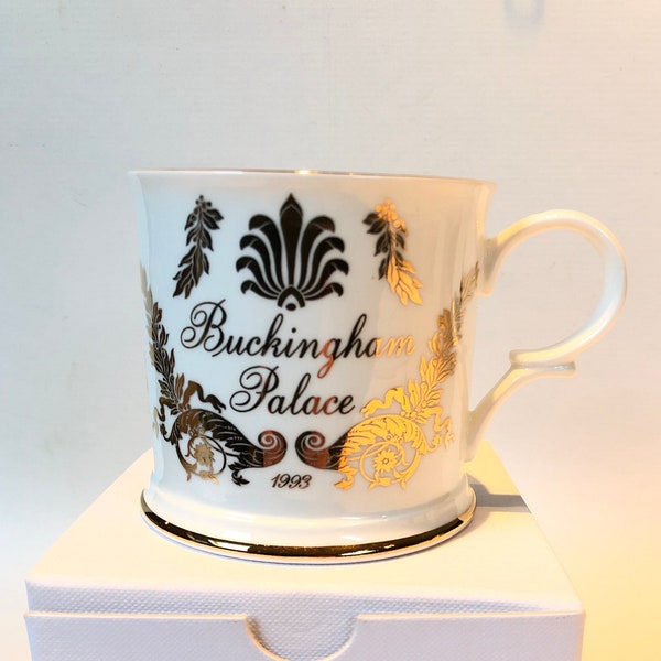 Magnifique mug Buckingham Palace blanc et or 1994. Maison de la reine Elizabeth. Première année, édition limitée. Maintenant habité par le roi Charles.