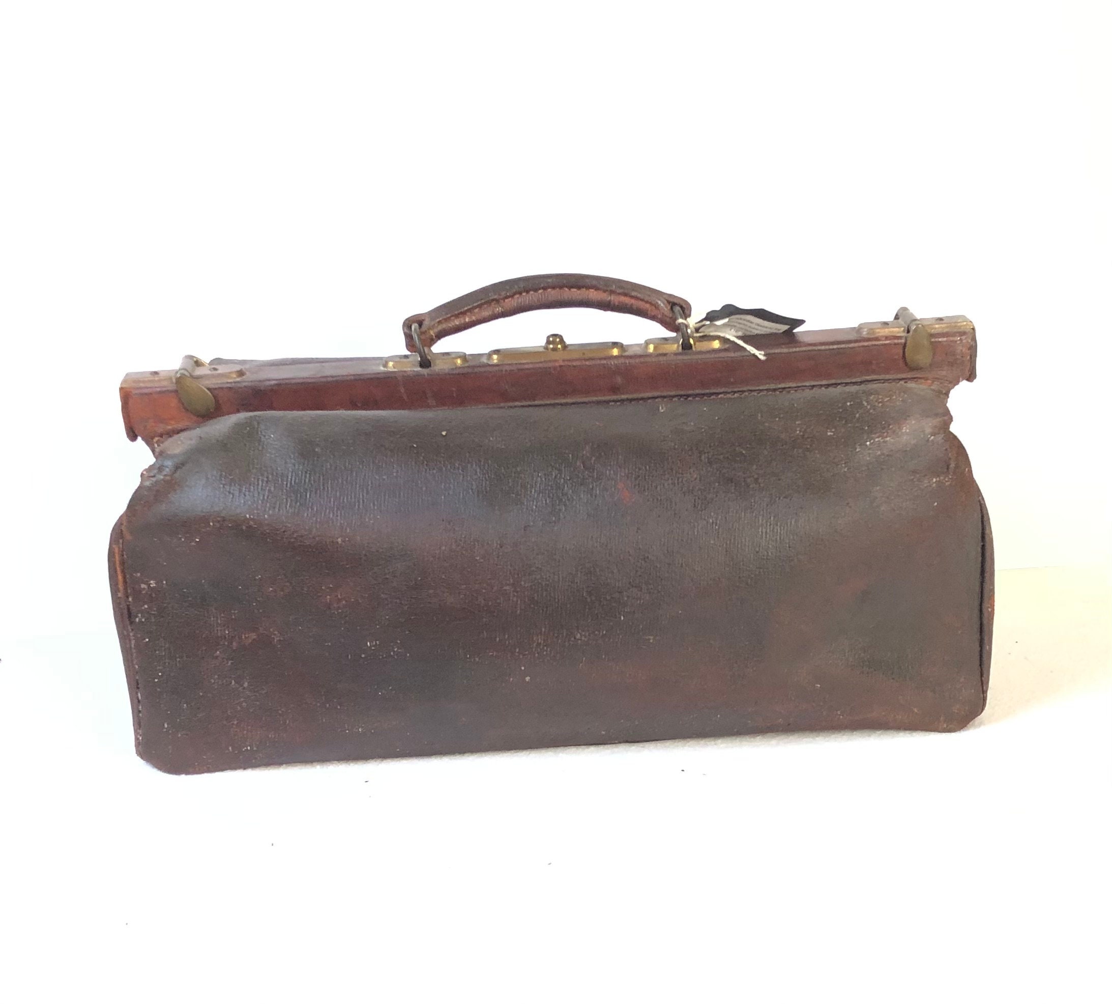 Sold at Auction: A late 19th century leather Gladstone bag with  accessories, with key. 38x28x29cm