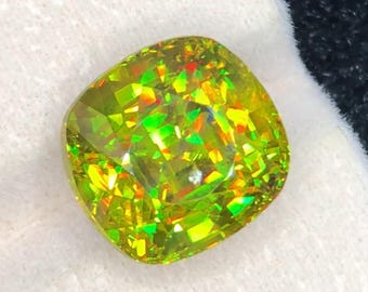 Pierre verte de sphène : 11,50 carats, taille coussin, pierre de collection