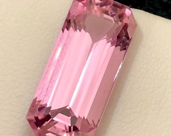 Kunzite rose, pierre précieuse de taille émeraude allongée de 14,80 carats du Nuristan (Afghanistan)