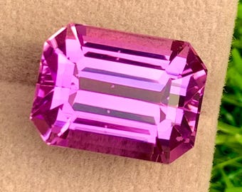 Pedra preciosa Kunzita rosa-escuro: lapidação esmeralda, 18,30 quilates, Afeganistão