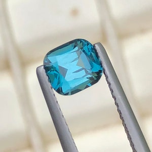 Piedra de turmalina laguna azul tinta: piedra preciosa de forma cojín facetada de 1,15 quilates