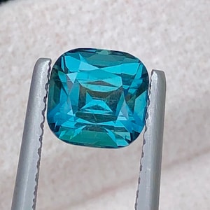 Piedra de turmalina azul laguna: piedra preciosa de forma de cojín facetada de 1,85 quilates
