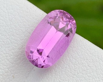 Pierre gemme rose lavande de kunzite : taille ovale à facettes, 4,75 carats