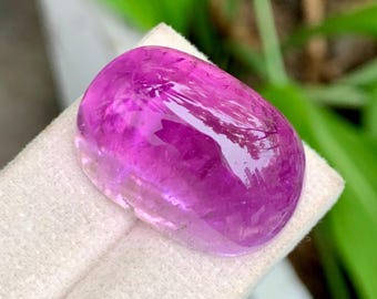 Kunzite naturelle rose foncé 101,95 carats - Grand cabochon ovale, origine Afghanistan, pierre précieuse de collection