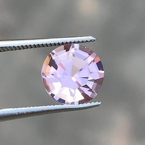 Light Pink Tourmaline Gemstone: Round Cut, 2.00 Carat