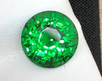 Grenat tsavorite naturel : pierre précieuse vert vif