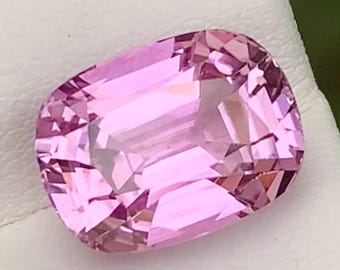 Pierre gemme rose de kunzite : coussin à facettes de 5,70 carats taillé dans le Nuristan (Afghanistan)