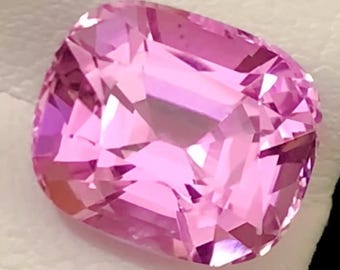Pierre gemme rose de kunzite : 4,95 carats taillés en coussin à facettes du Nuristan, en Afghanistan