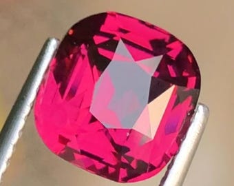 Grenat rhodolite 4,05 carats taille coussin - Pierre gemme tanzanienne certifiée couleur framboise