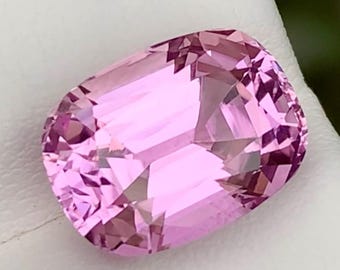 Pierre gemme rose de kunzite : émeraude facettée de 8,05 carats provenant du Nuristan (Afghanistan)