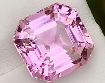 Pierre gemme rose de kunzite : 7,10 carats taillés en Asscher à facettes du Nuristan (Afghanistan)
