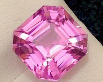 Pierre gemme rose de kunzite : taille Asscher à facettes de 6,90 carats du Nuristan (Afghanistan)