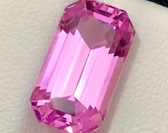 Kunzite rose de 8,05 carats, pierre précieuse de forme émeraude de forme allongée du Nuristan, en Afghanistan
