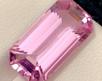 Kunzite rose de 9,30 carats, pierre précieuse de taille émeraude allongée du Nuristan, en Afghanistan