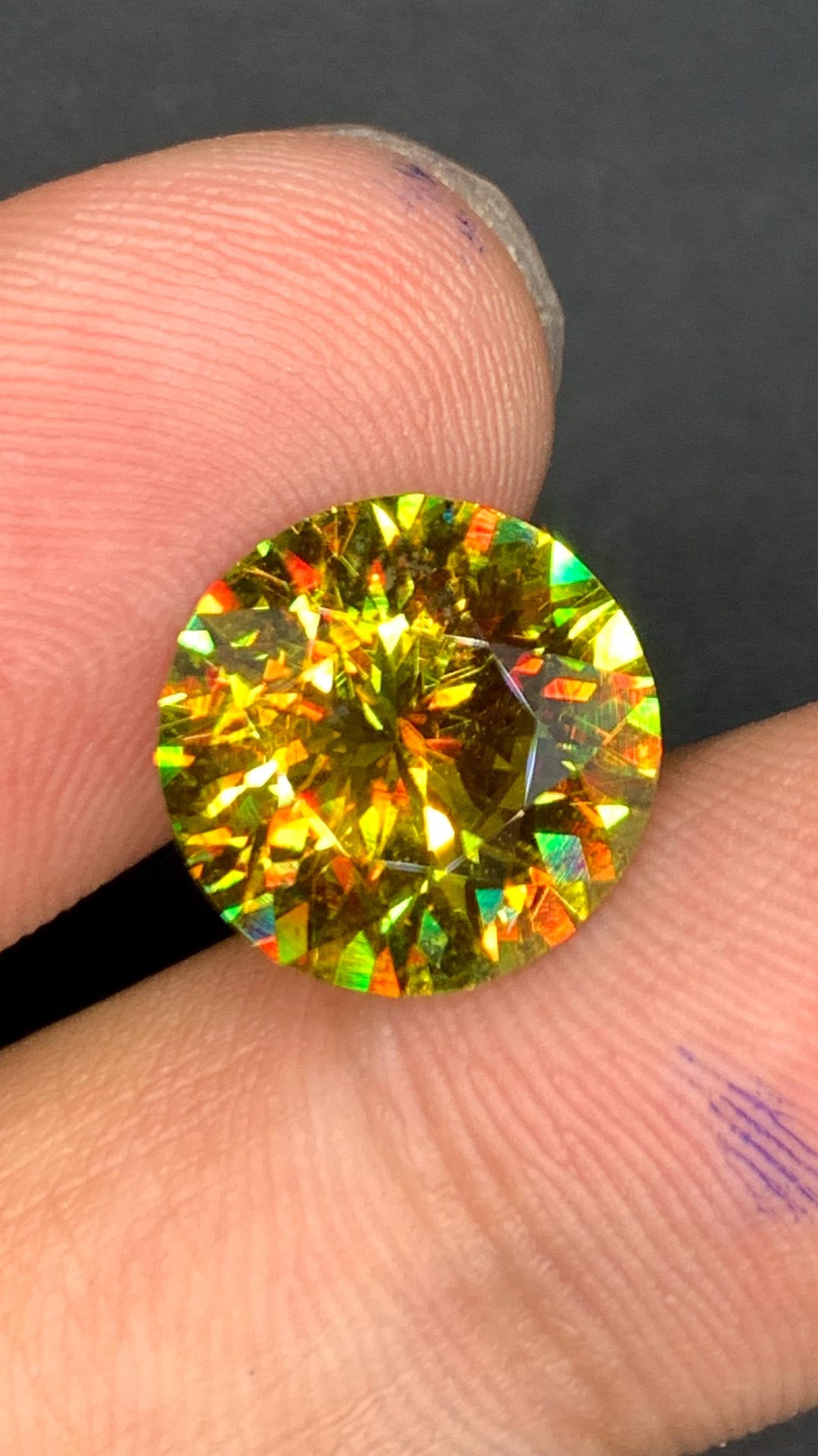 5.75カラットのグリーンスフェーン宝石：天然ナゲットカット、アフリカ