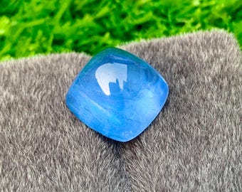 Cabochon Santa Maria bleu aigue-marine : pierre précieuse ovale de 19 carats