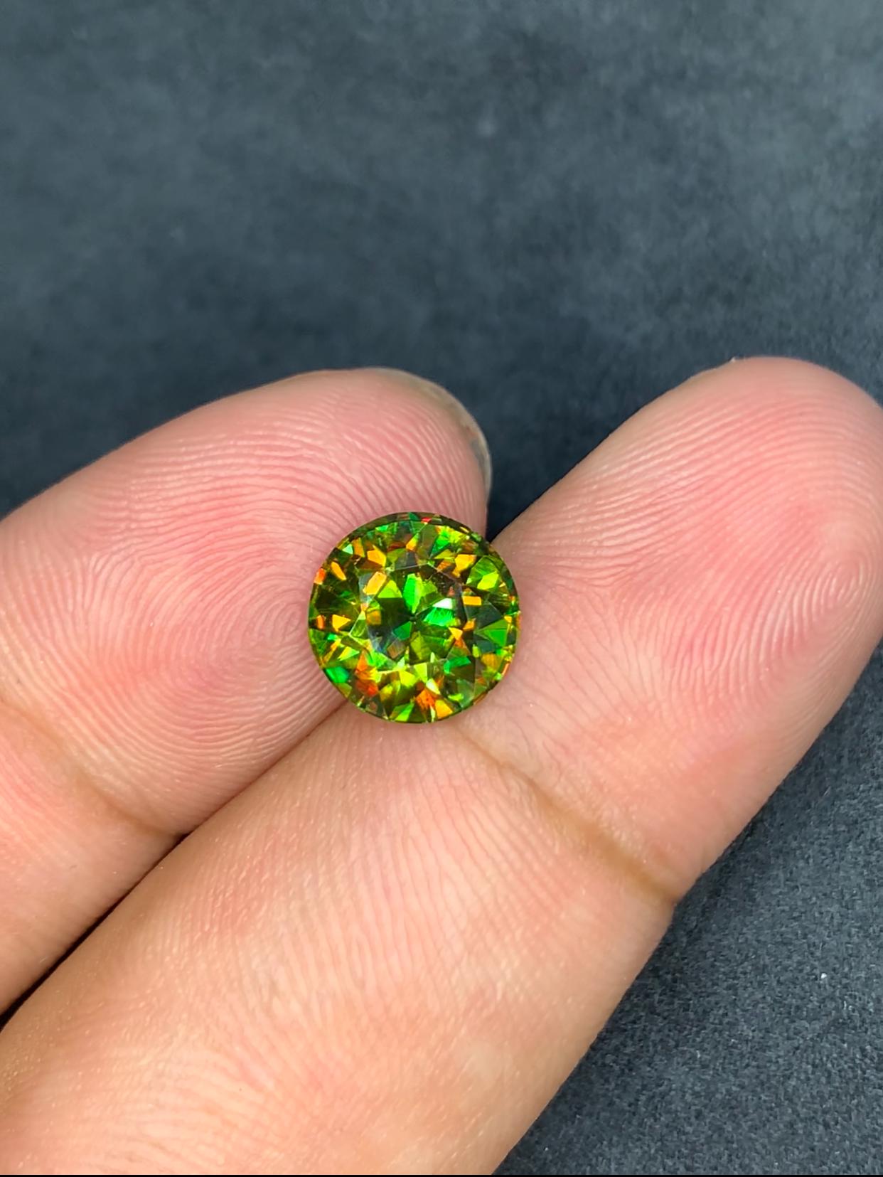 クロムスフェーン 2.40ct ラウンドカット • 鮮やかな輝き • スカルド産 