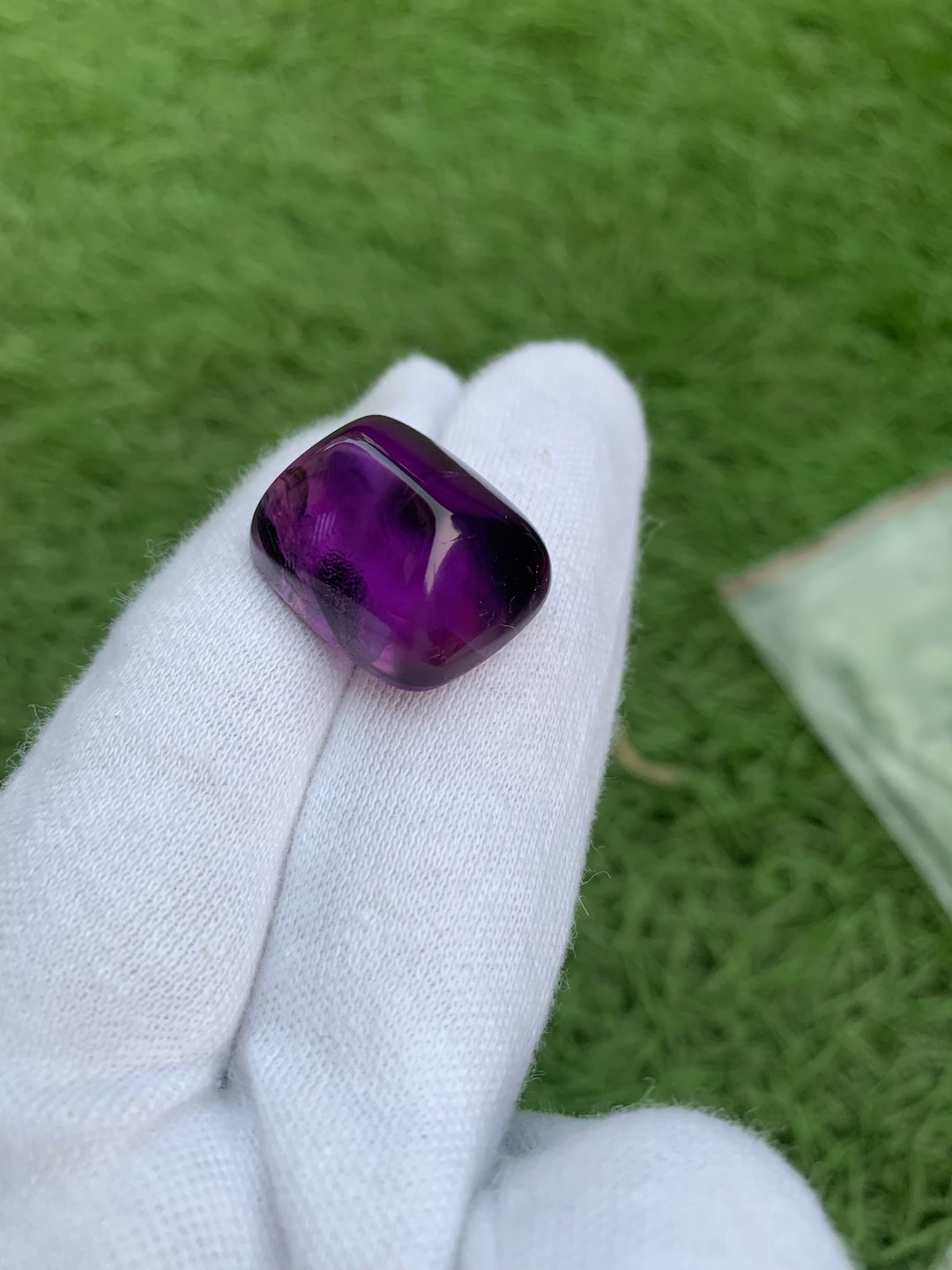 深紫色のアメジスト シュガーローフ カボション：51.25 カラットの宝石