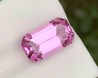 Pierre gemme rose de kunzite : émeraude facettée de 8,05 carats provenant du Nuristan (Afghanistan)