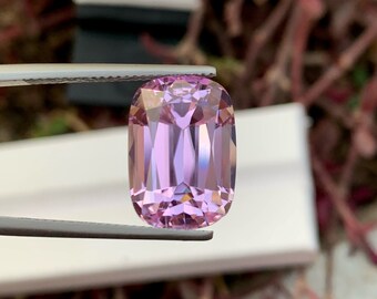 ベビーピンク クンツァイト 宝石: 18.80 カラット クッションカット