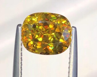 Pierre gemme verte de sphène : Pierre de bijouterie de taille coussin de 2,90 carats