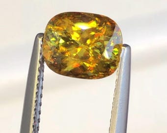 Pierre de sphène taille coussin de 2,10 carats : titane jaune/rouge/orange