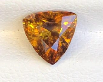 Pierre précieuse de sphène trichroïque : 1,65 billion de carats taillés, mine Zagi