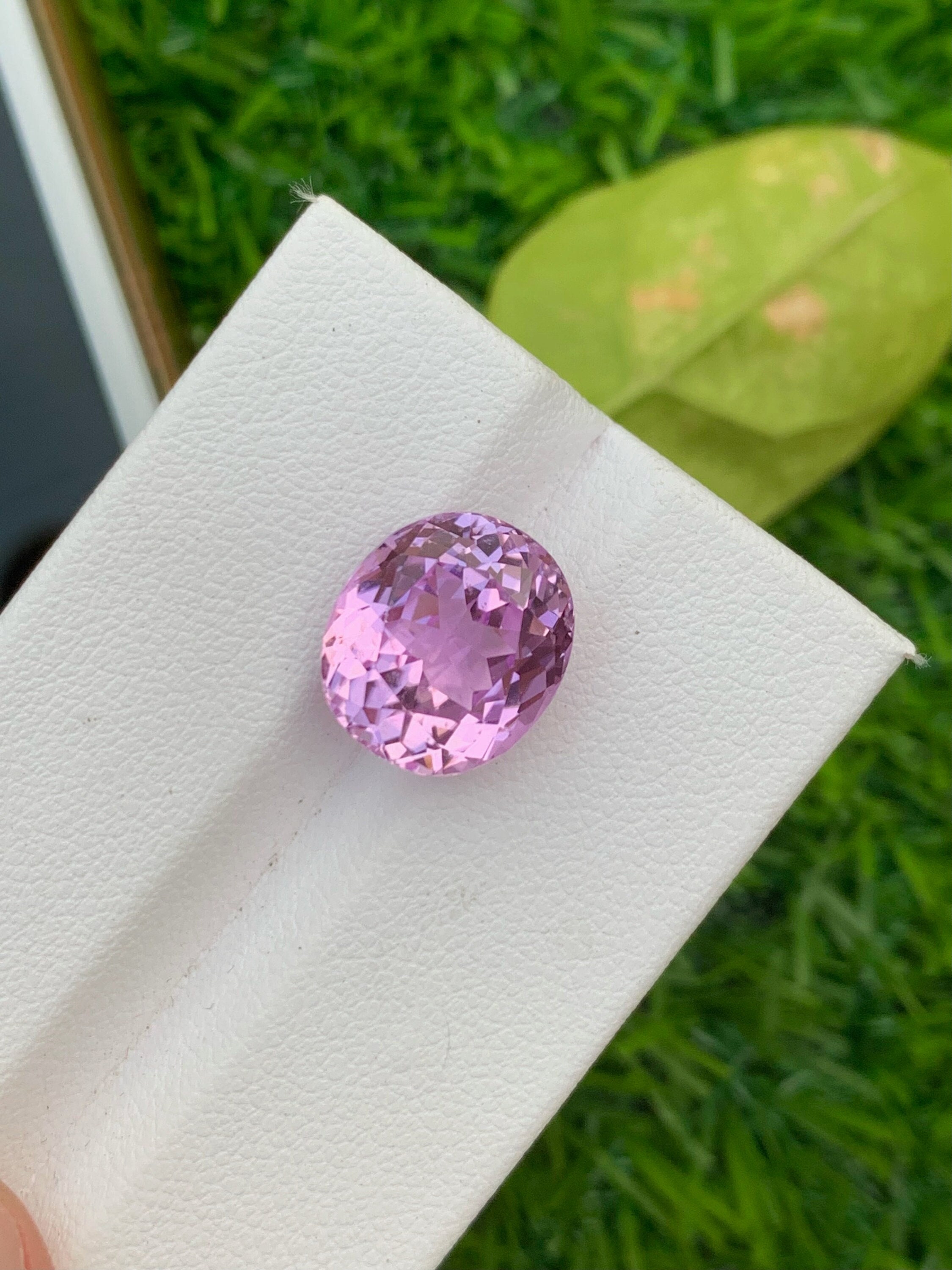Natural Pink Kunzite Gemstone: VVS Oval Cut, 8.05 CT