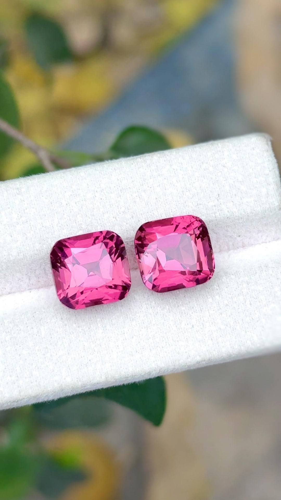 Orecchino Malafemmina lungo in Oro rosa 18k, Diamanti e Smeraldi - Dada Arrigoni